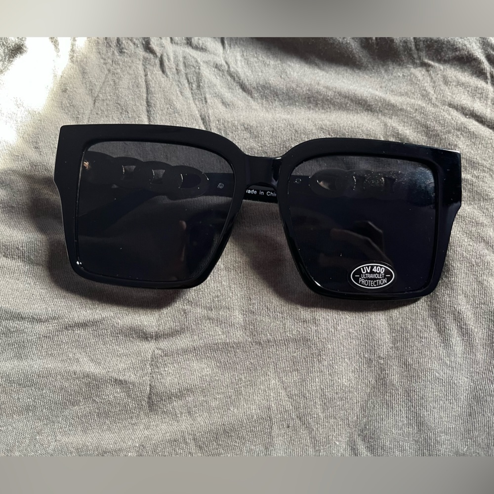 SQUARE SUNGLASSES - BLACK